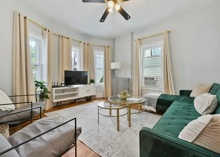 The Maverick - Luxurious Apartment - Free Parking - 2 Miles From Boston Logan Airport